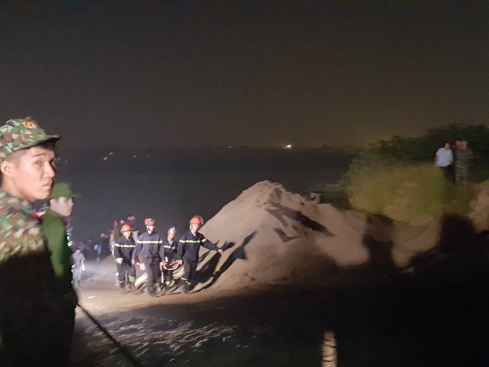 ực lượng cứu hộ đã đưa được 2 thi thể lên bờ