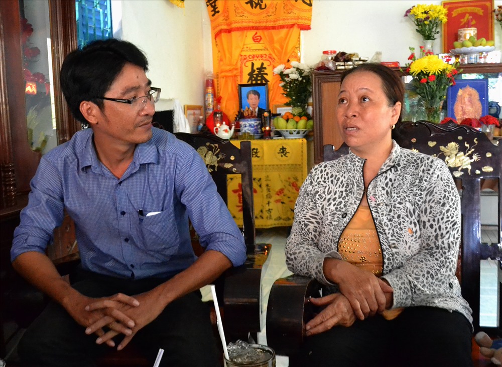 Anh Nguyễn Văn Tuấn -Chủ tịch CĐCS Cty TNHH Đức Quân- thăm hỏi, chia sẻ với chị Hoàng Thị Doan, vợ nạn nhân Vũ Đình Nghĩa.