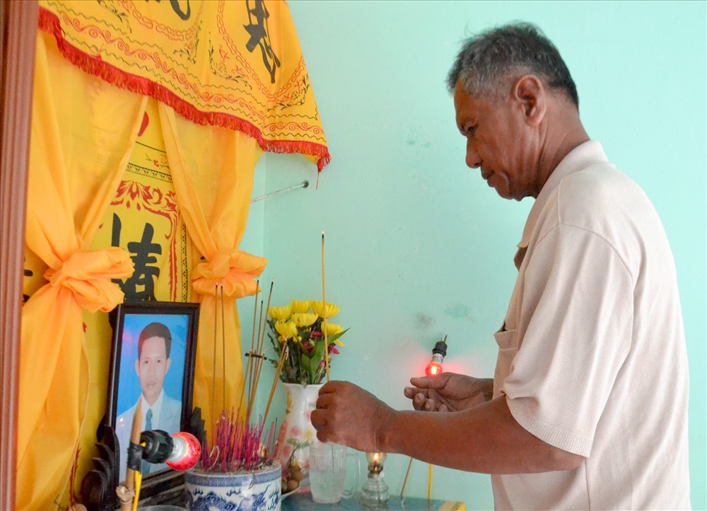 Nhà nạn nhân Danh Văn Tý (dân tộc Khmer) ở ấp Ba Núi, xã Bình An, có khó khăn hơn. Ngoài địa hình nằm dưới chân núi Sơn Trà, chủ yếu đi theo đường mòn... anh Tý còn 2 con nhỏ. Vợ đi làm thuê suốt ngày nên chỉ có người cha ruột là Danh Hiền chăm nom nhang khói. Ảnh: Lục Tùng.