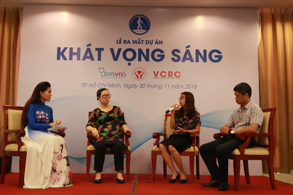 Chị Nguyễn Trần Thùy Dương (thứ 2 từ phải qua) chia sẻ về câu chuyện của con gái Hải An hiến giác mạc giúp hai người tìm được ánh sáng.