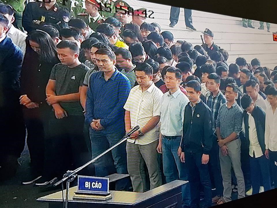 Các bị cáo nghe tuyên án.