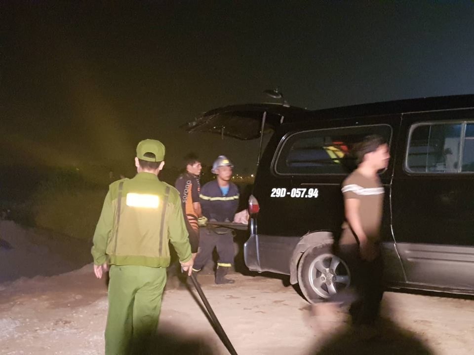 Lực lượng chức năng đưa 2 thi thể ra ngoài.