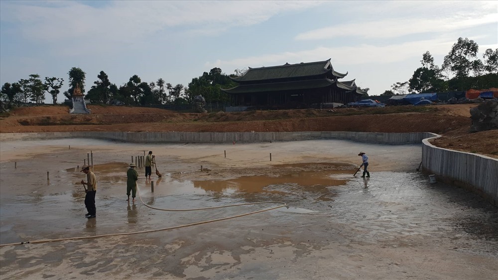 Công trình “khủng” không phép vẫn được rầm rập thi công thời điểm cuối tháng 10.2018. Ảnh: LN.