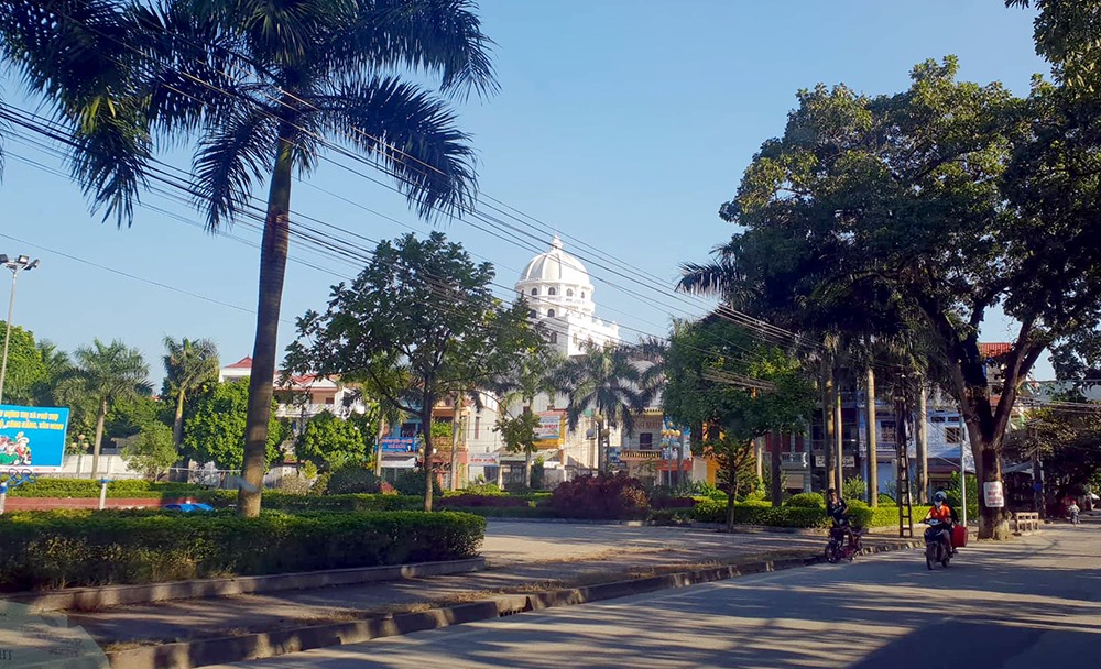 Tòa biệt thự của gia đình bà Thịnh rất nổi bật nên có thể dễ dàng quan sát thấy dù đứng ở xa. Ảnh: LN.