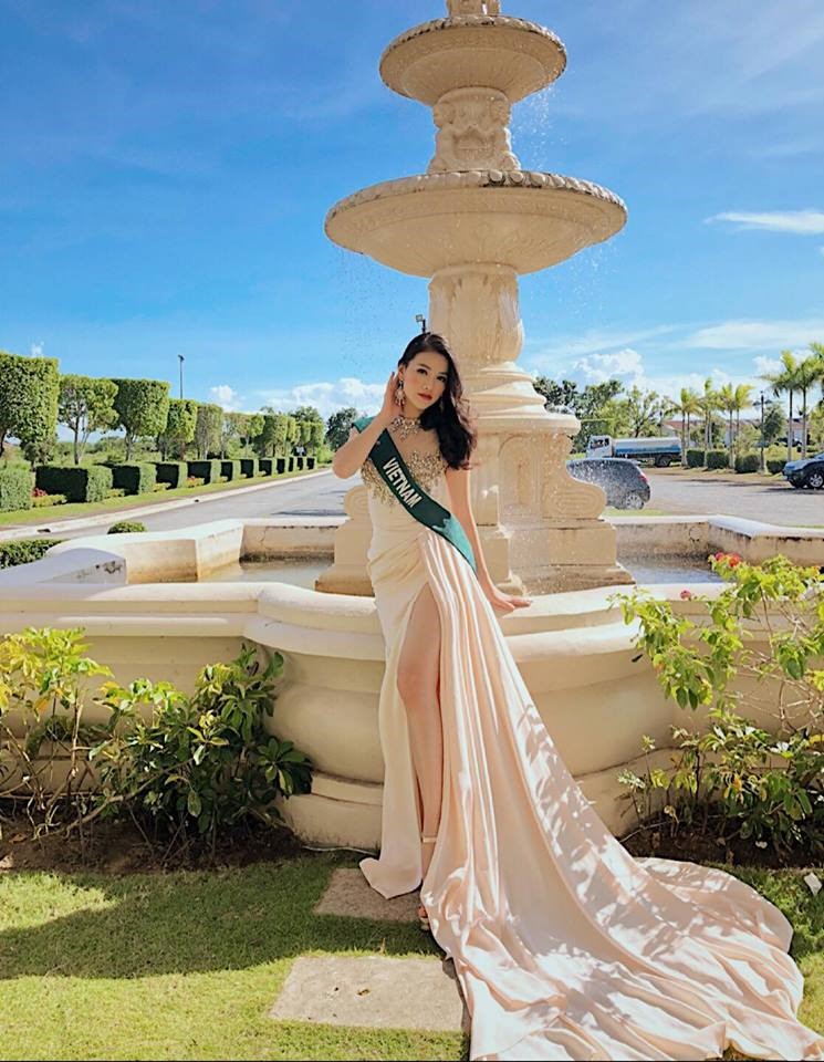 Hoa hậu Trái đất rạng ngời khi chụp ảnh ngoài trời.
