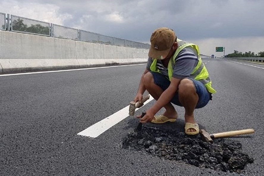 Cao tốc Đà Nẵng - Quảng Ngãi sụt lún. Ảnh: VOV