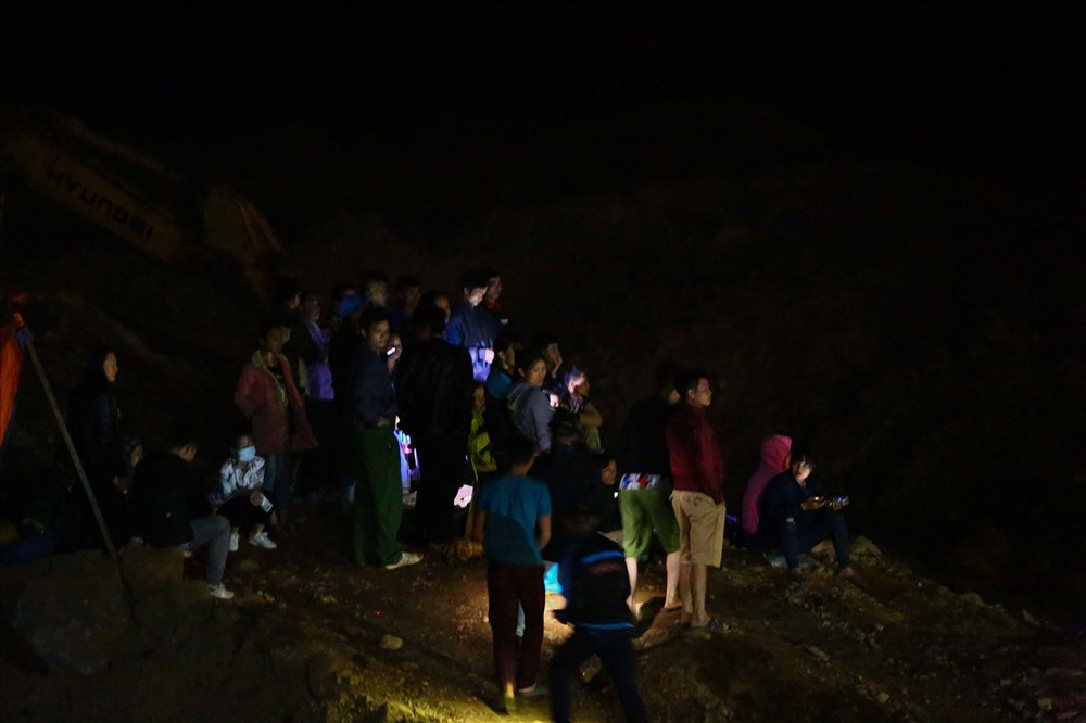 Sập mỏ vàng ở Hòa Bình: Lực lượng cứu hộ trắng đêm tìm kiểm hai người mất tích - ảnh 1