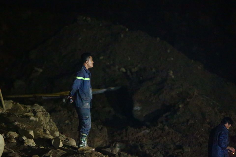 Sập mỏ vàng ở Hòa Bình: Lực lượng cứu hộ trắng đêm tìm kiểm hai người mất tích - ảnh 2