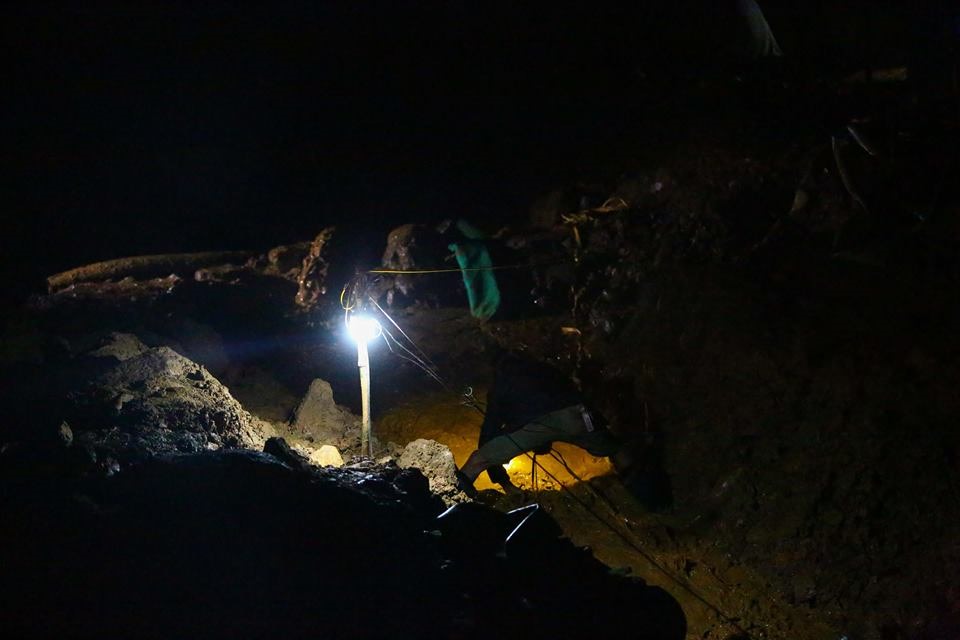 Sập mỏ vàng ở Hòa Bình: Lực lượng cứu hộ trắng đêm tìm kiểm hai người mất tích - ảnh 3