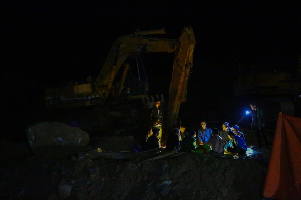 Sập mỏ vàng ở Hòa Bình: Lực lượng cứu hộ trắng đêm tìm kiểm hai người mất tích - ảnh 8