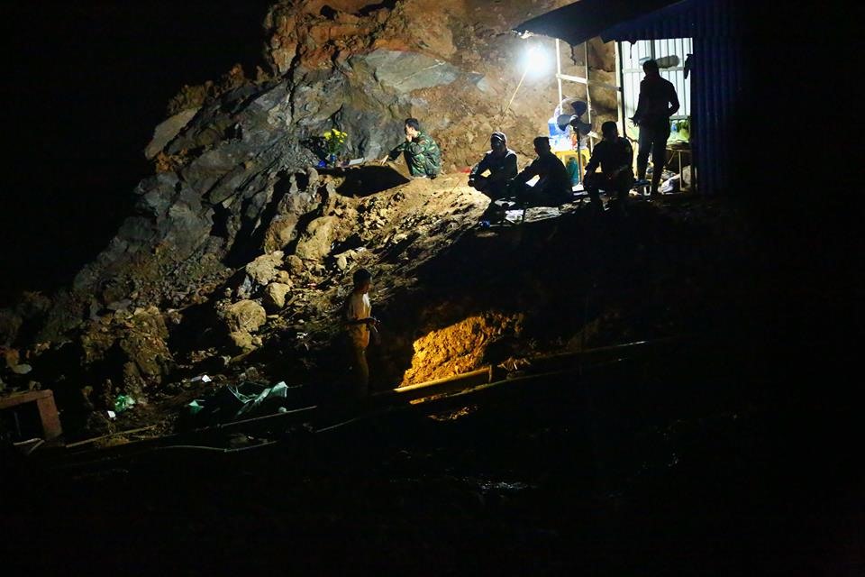 Sập mỏ vàng ở Hòa Bình: Lực lượng cứu hộ trắng đêm tìm kiểm hai người mất tích - ảnh 6
