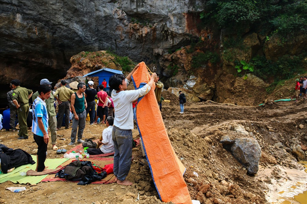 Sập mỏ vàng ở Hòa Bình: Lực lượng cứu hộ trắng đêm tìm kiểm hai người mất tích - ảnh 9