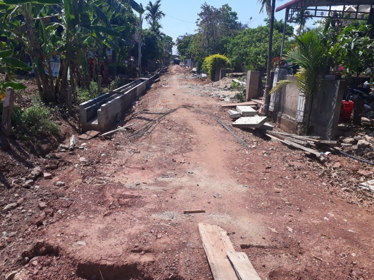 Công trình đường Cao Thắng (thị trấn Lao Bảo, huyện Hướng Hóa, Quảng Trị) cũng được Cty Trâm Anh thi công khi chưa có kết quả đấu thầu từ UBND huyện này. Ảnh: P.V