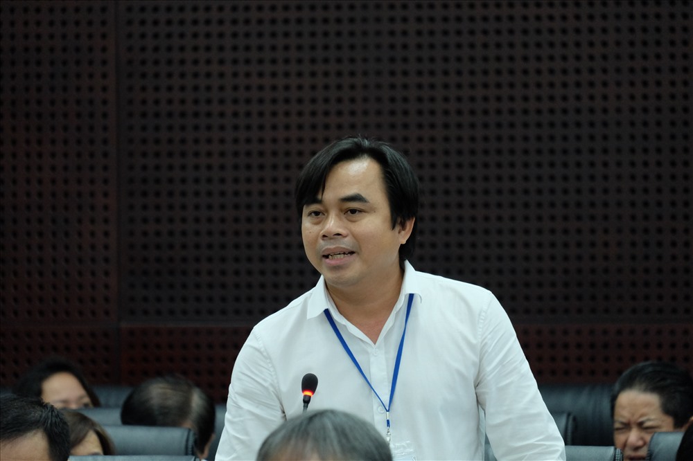 Ông Tô Văn Hùng - Giám đốc Sở TN-MT Đà Nẵng trả lời về việc ô nhiễm tại bãi rác Khánh Sơn. Ảnh: Hoàng Vinh