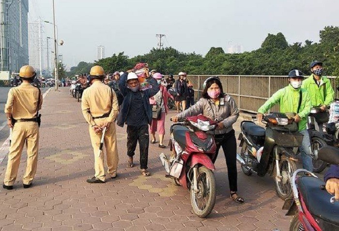 Hình ảnh hàng dài các phương tiện được người dân nối nhau dắt trên vỉa hè được ghi lại vào khoảng 7h45 sáng nay, 6/11.