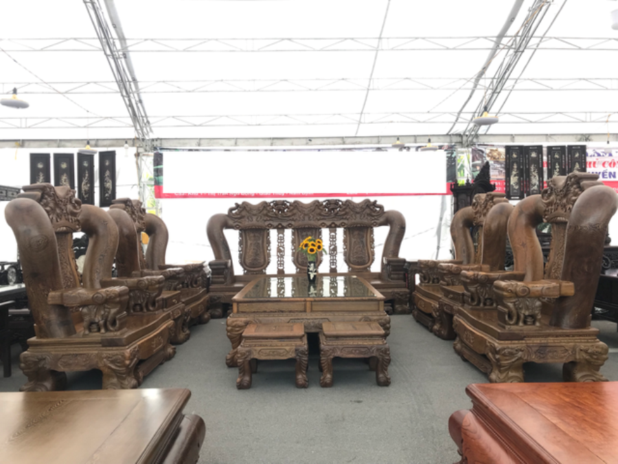Bộ bàn ghế phải kê trong khoảng 50m2 mới đủ.