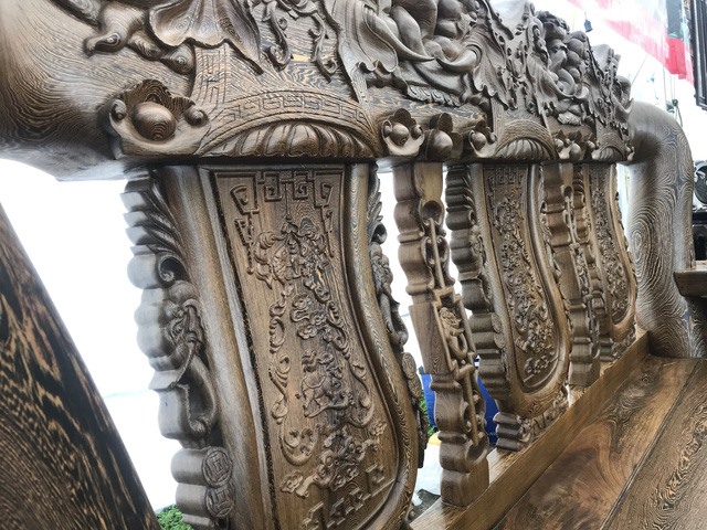 Chạm trổ trên ghế băng dài.