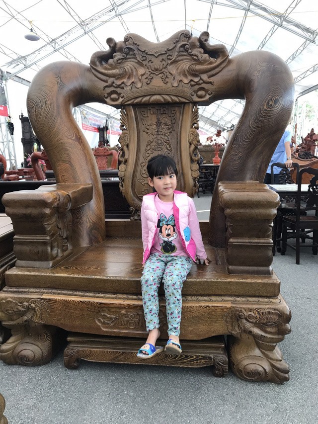 Chiếc ghế quá lớn so với trẻ nhỏ.
