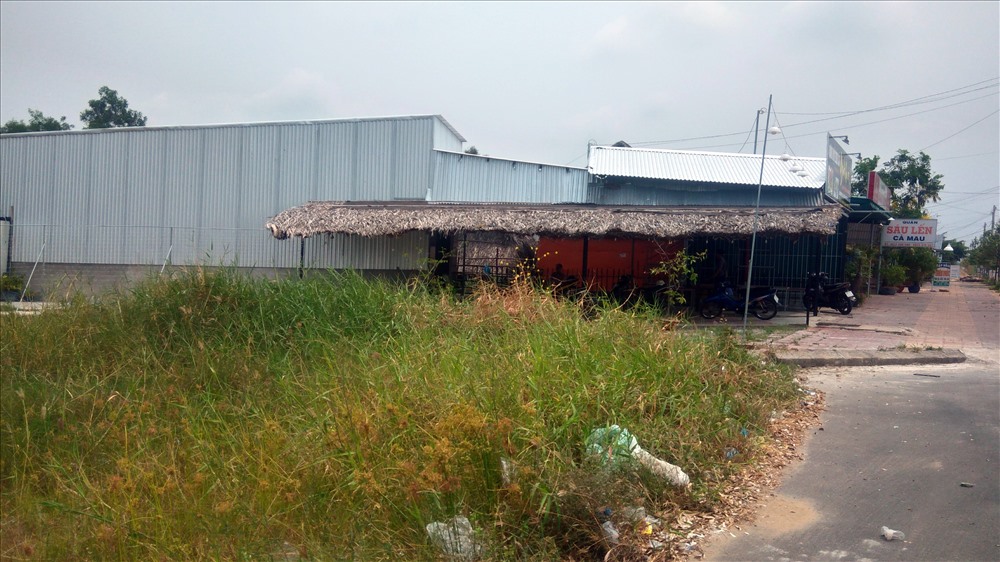 Đất nằm trên đường vành đai đên cầu Cái Nhúc có khoản lùi 6 m nhưng người có sổ, người không khiến tình trạng khiếu nại gia tăng tại Cà Mau (ảnh Nhật Hồ)