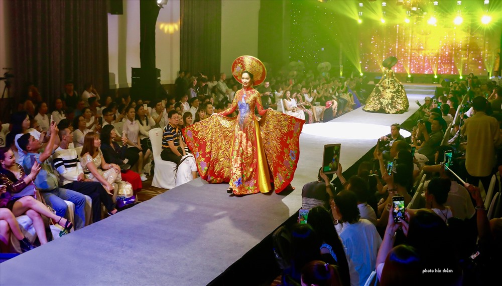 Á hậu cũng tự tin sải bước trên sàn catwalk.