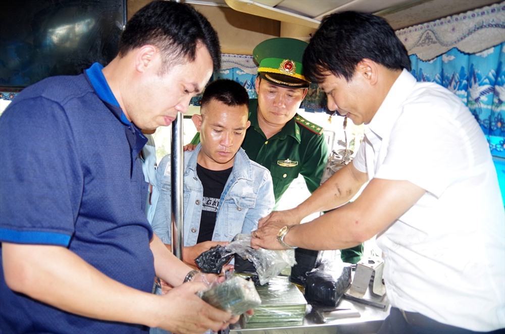 Các lực lượng tiến hành khám xét phương tiện vận chuyển