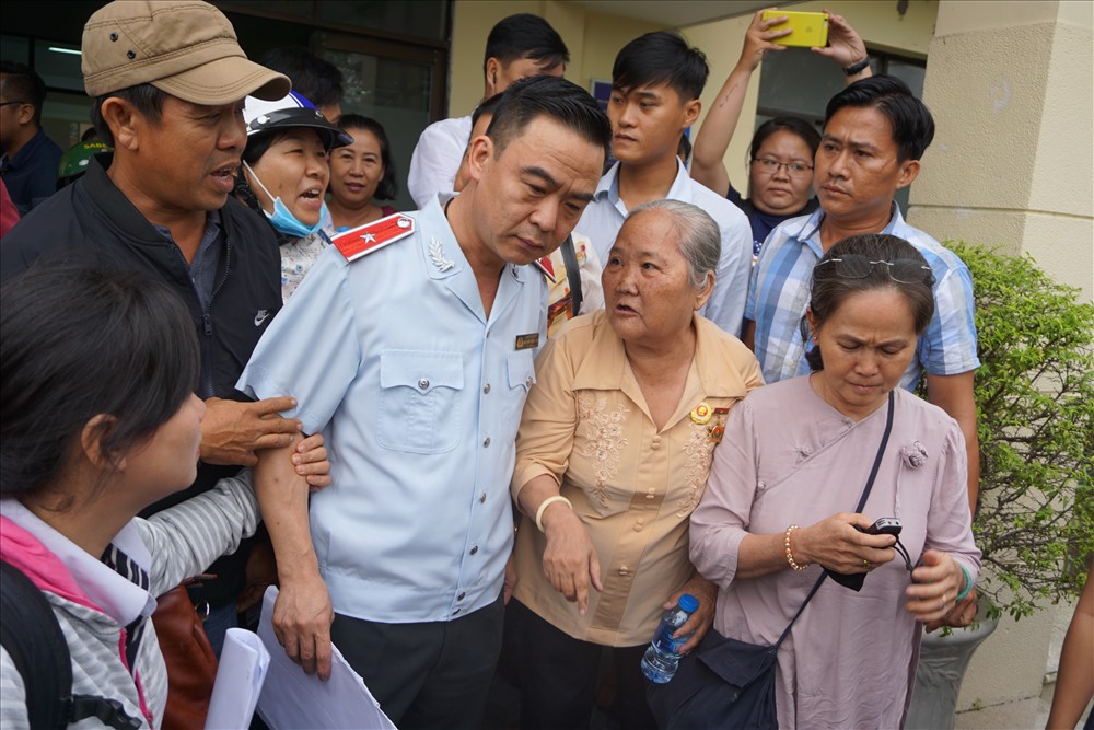 Trưởng Ban Tiếp công dân trung ương Nguyễn Hồng Điệp lắng nghe ý kiến người dân sau buổi tiếp công dân.