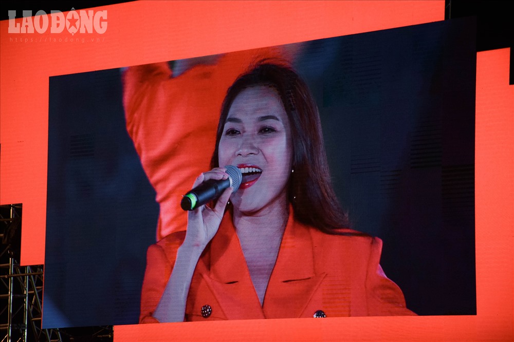Ban tổ chức trình chiếu màn hình LED giúp có thể nhìn rõ thần tượng từ xa.