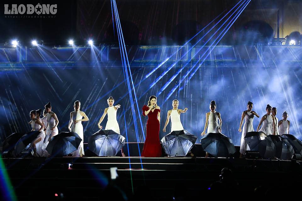 Vào thời điểm tung ra MV “Live For The Moment“, Hương Tràm đã có màn trình diễn đốn tim khán giả tại Hoàng thành Thăng Long. Không sôi động, sexy như những phần trình diễn trước, giọng ca gốc Nghệ An trình bày ca khúc “em gái mưa” theo bản phối mới đã khiến nhiều fan vô cùng thích thú.