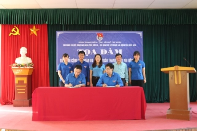 Đại diện hai Chi đoàn Cơ quan LĐLĐ tỉnh Sơn La và LĐLĐ tỉnh Điện Biên ký kết đẩy mạnh chương trình phối hợp công tác. Ảnh: Minh Hải