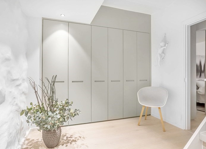 Bình hoa được làm nổi bật bằng thứ ánh sáng khuếch tán đặt trên tủ quần áo.