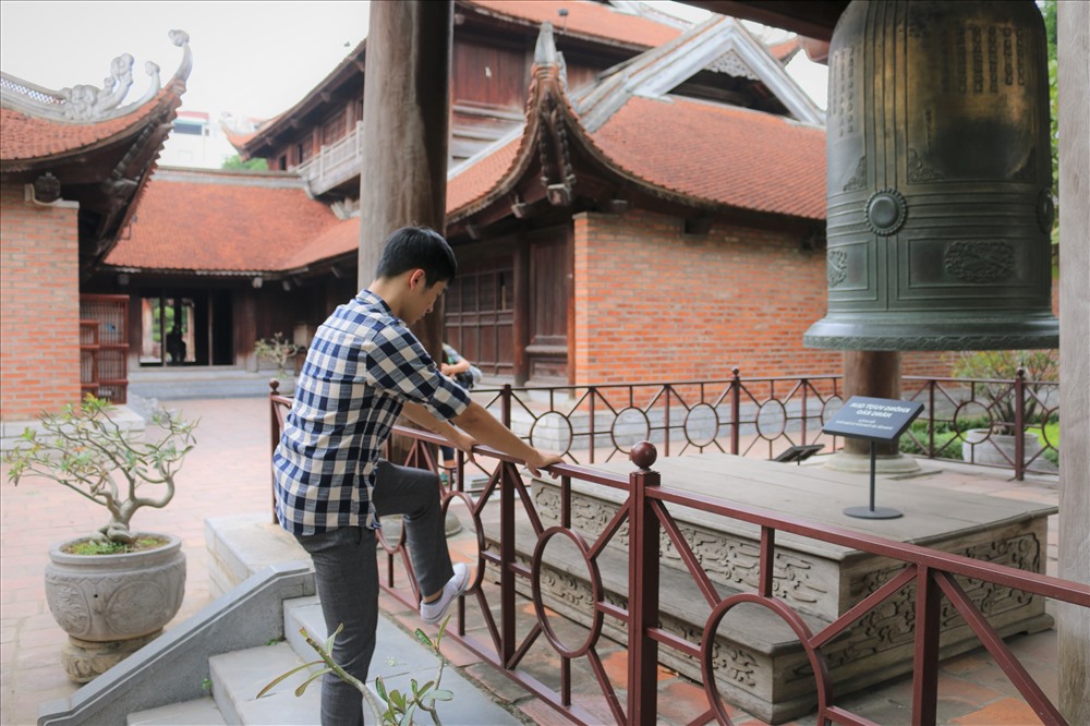 Khi vắng bóng bảo vệ nhiều bạn trẻ vẫn tranh thủ tìm cách vượt qua hàng rào cấm để vào bên trong hiện vật.