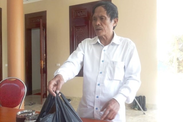Ông Phú trong một lần đưa gói thuốc cho bệnh nhân