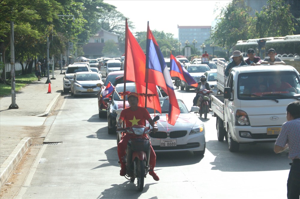 Diễu hành trên đường phố Viên Chăn