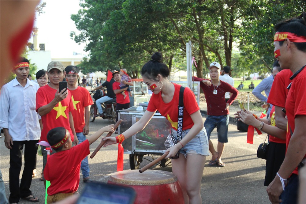Sẵn sàng nhuộm đỏ các khán đài