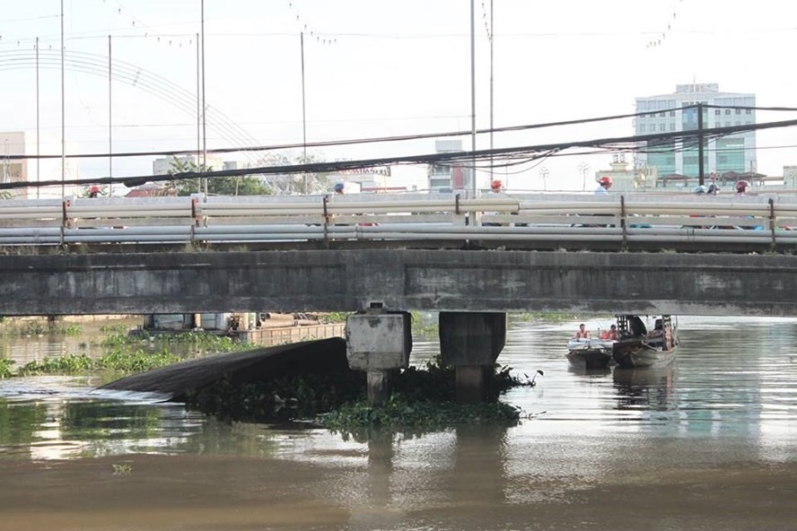 Cầu Cái Khế, TP.Cần Thơ nơi sà lan bất ngờ bị chìm giữa khua. Ảnh: P.V