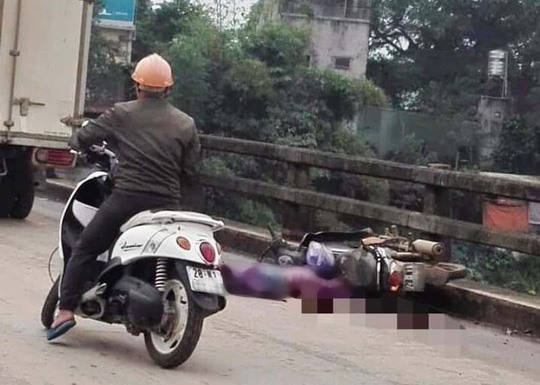 Hiện trường vụ tai nạn khiến người phụ nữ đi xe máy bị xe tải cán chết tại chỗ.