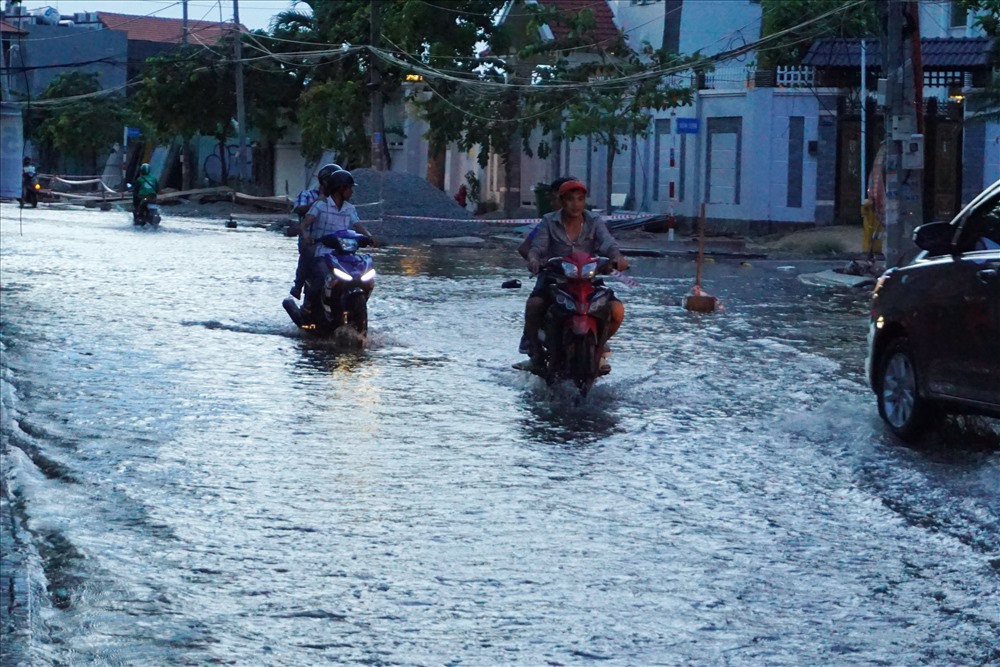 Đường Nguyễn Văn Hưởng ngập do triều cường.