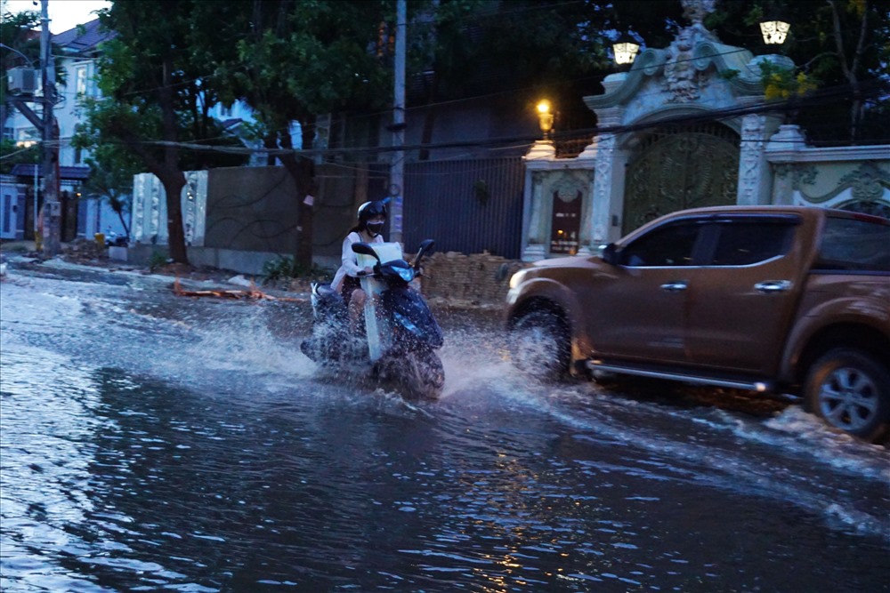 Nước ngập gây khó khăn khi di chuyển.