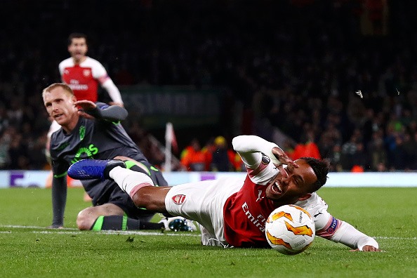 Tình huống dẫn tới thẻ đỏ của Jeremy Mathieu (Ảnh: Getty)