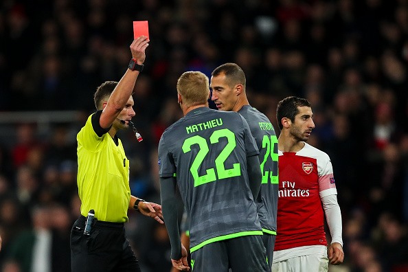 Tình huống dẫn tới thẻ đỏ của Jeremy Mathieu (Ảnh: Getty)