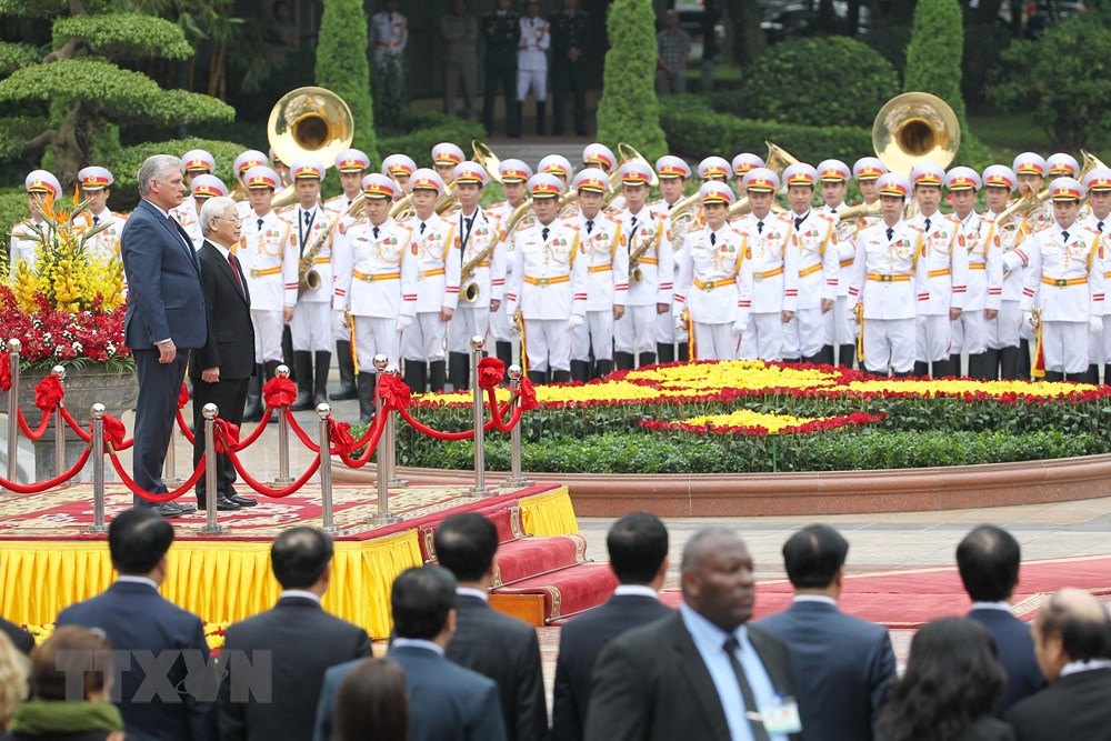 Tổng Bí thư, Chủ tịch Nước Nguyễn Phú Trọng và Chủ tịch Cuba Miguel Mario Díaz-Canel Bermúdez trên bục danh dự nghe Quân nhạc cử Quốc thiều hai nước. Ảnh: TTXVN