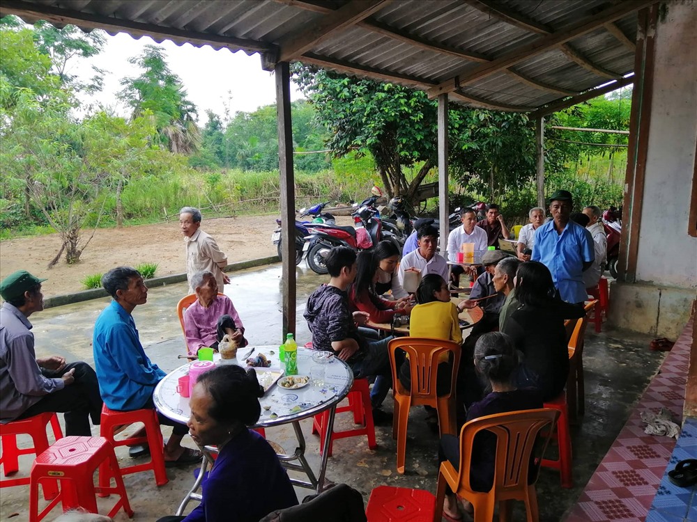 Anh em, họ hàng, làng xóm đến chia vui khi ông Bình trở về sau 39 năm mất tin