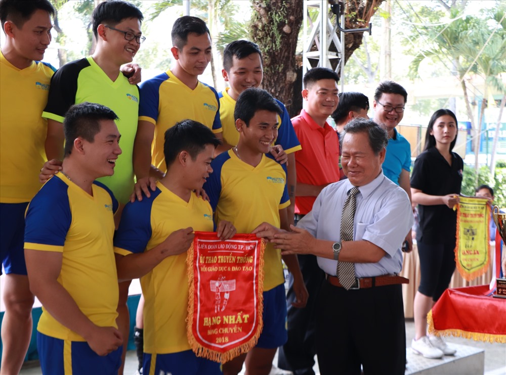 Huỳnh Văn Sáu - Trưởng Ban cán sự Giáo dục và Đào tạo LĐLĐ TPHCM, Phó Ban tổ chức Hội thao trao giải cho các vận động viên. Ảnh: MP