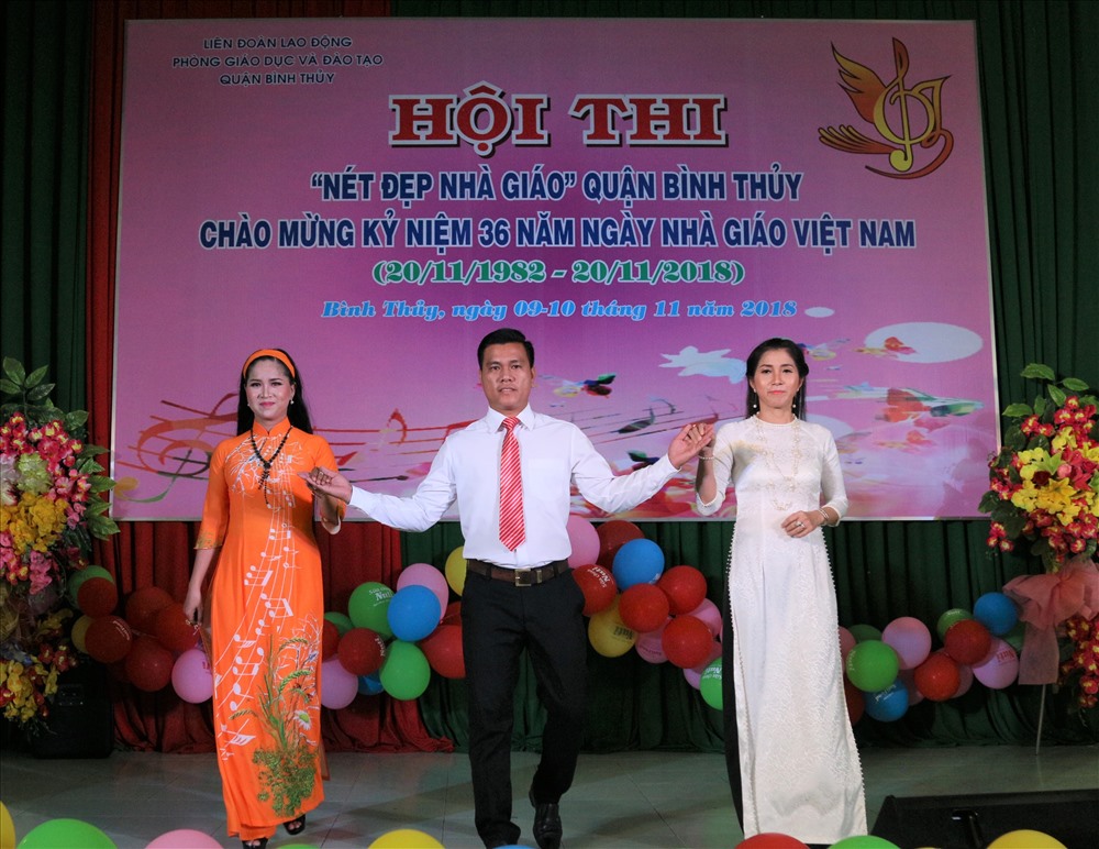 Các giáo viên trong trang phục công sở truyền thống . Ảnh: BT