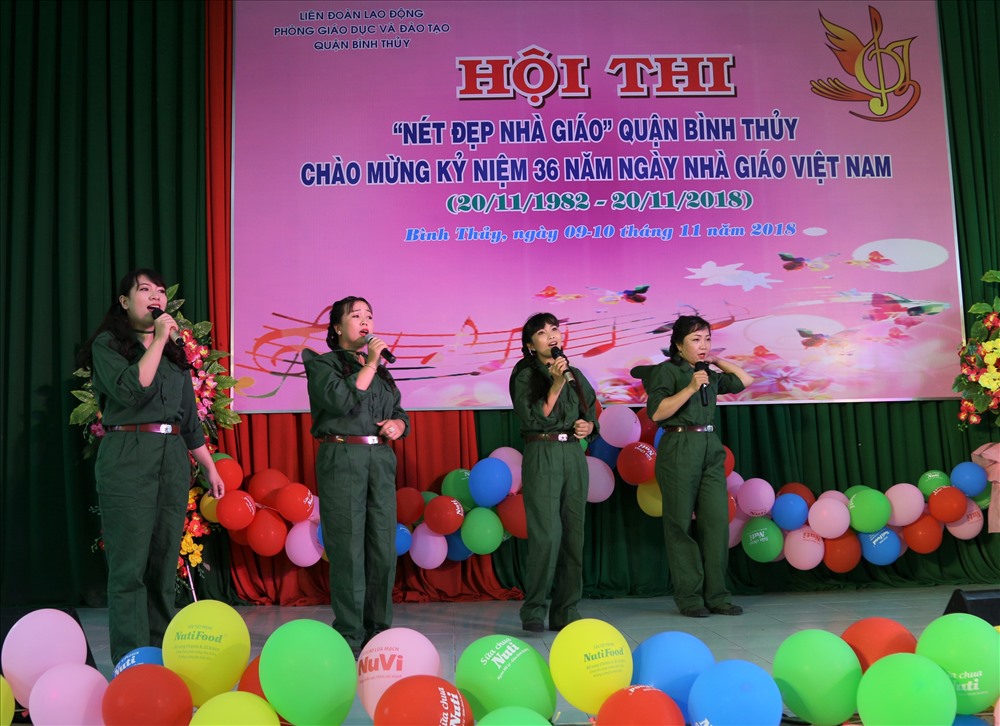 Phần thi năng khiếu của các giáo viên trường tiểu học Long Tuyền 2. Ảnh: BT