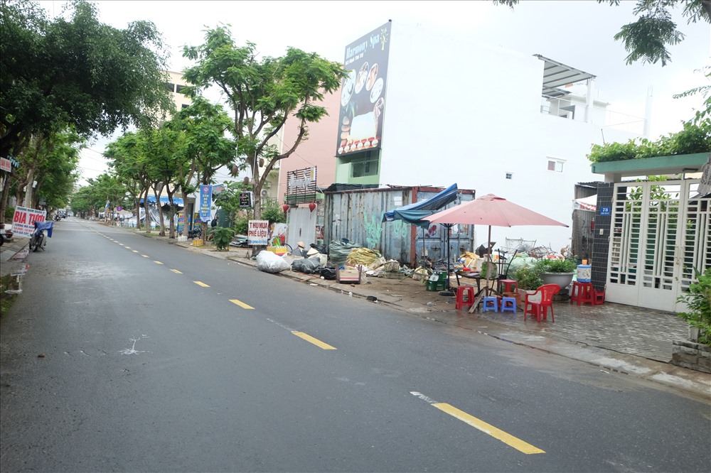 Lấn chiếm vỉa hè để làm nơi buôn bán