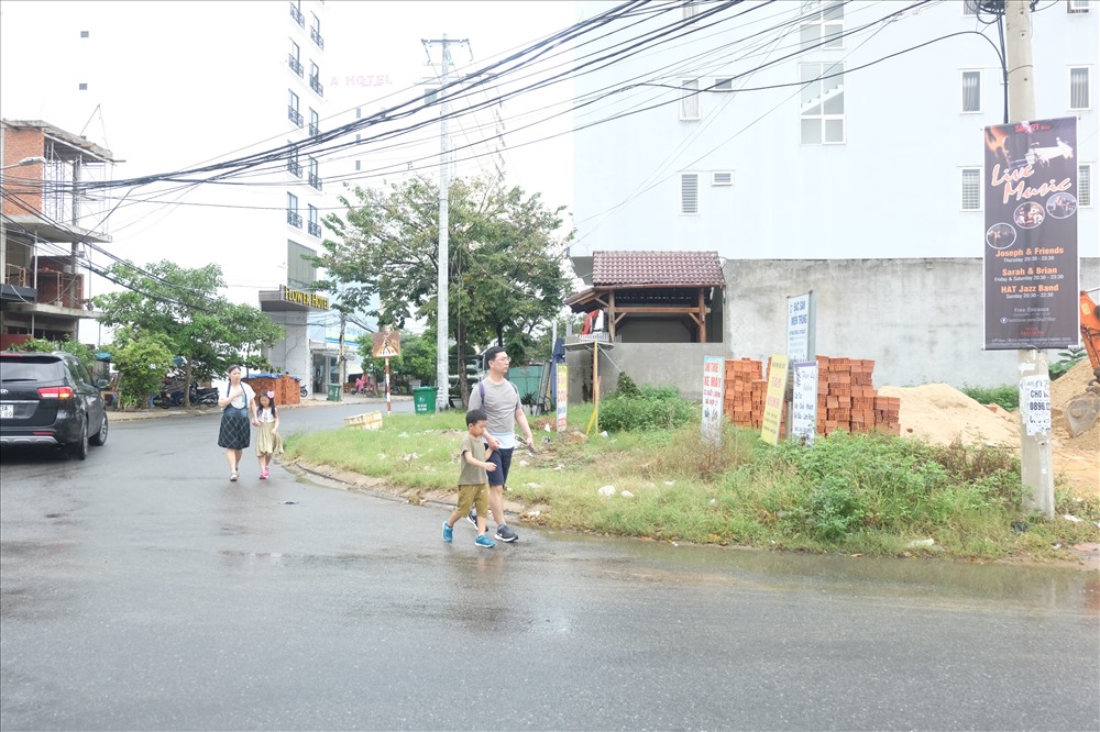 Hiện tuyến đường có nhiều khách du lịch đến lưu trú và tham quan, nhưng những tình trạng nhếch nhác này có thể sẽ khiến du khách có ấn tượng không tốt với TP.