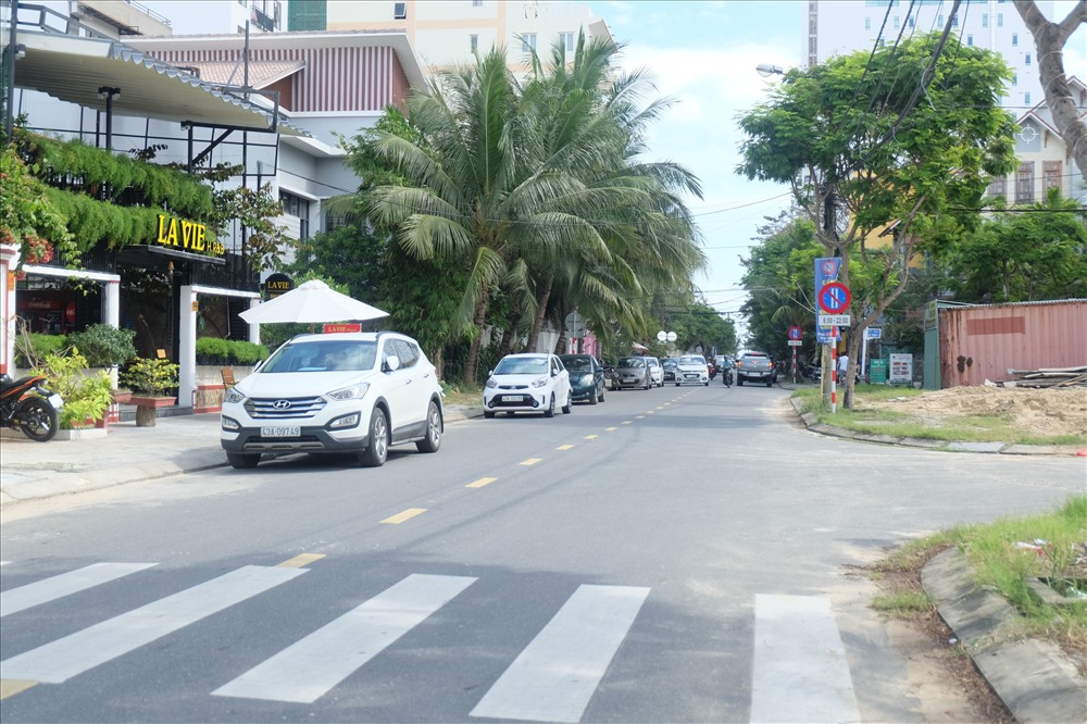 Tình trạng đậu đỗ xe ô tô dọc đường khá phổ biến