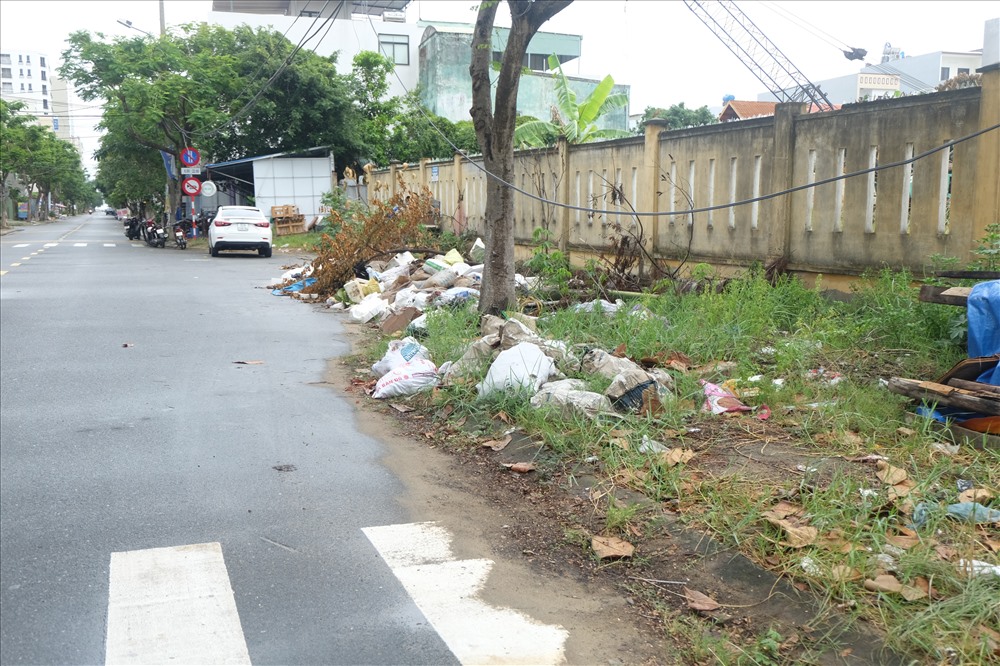 Rác ven vỉa hè tuyến đường Ngô Thì Sỹ