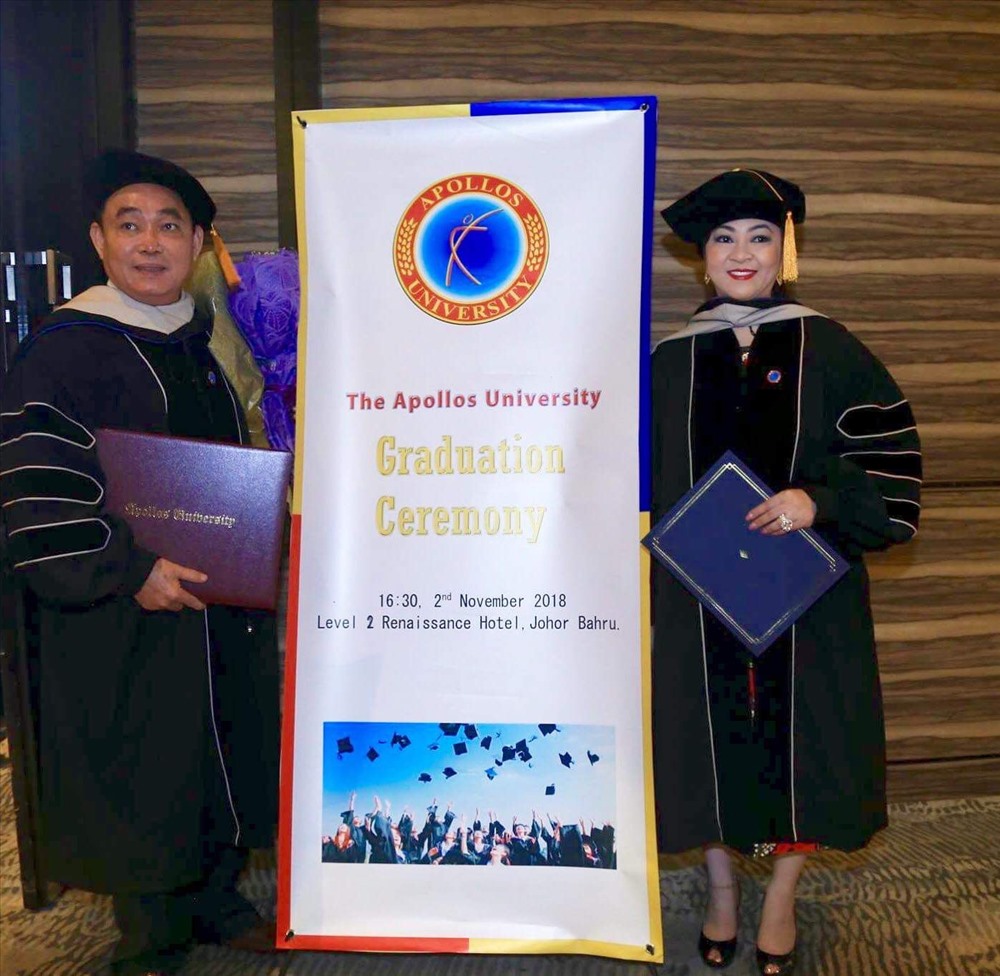 Vợ chồng ông bà Huỳnh Uy Dũng - Nguyễn Phương Hằng , trong dịp được Trường ĐH Apollos (Mỹ) trao tặng bằng Tiến sĩ danh dự và vinh danh Giáo sư danh dự vào ngày 3.11 vừa qua. Ảnh: N.X.T
